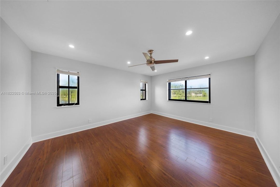 Activo con contrato: $5,900 (5 camas, 3 baños, 2480 Pies cuadrados)