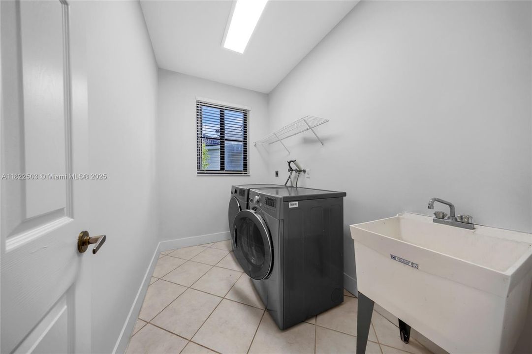 Activo con contrato: $5,900 (5 camas, 3 baños, 2480 Pies cuadrados)