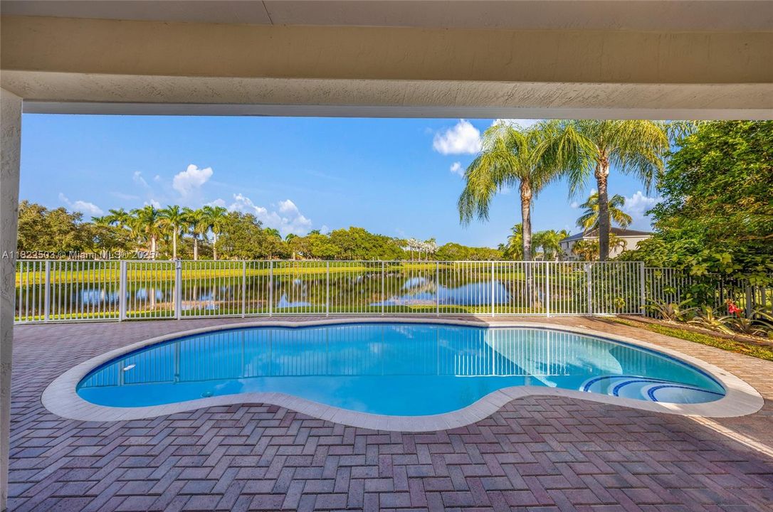 Activo con contrato: $5,900 (5 camas, 3 baños, 2480 Pies cuadrados)