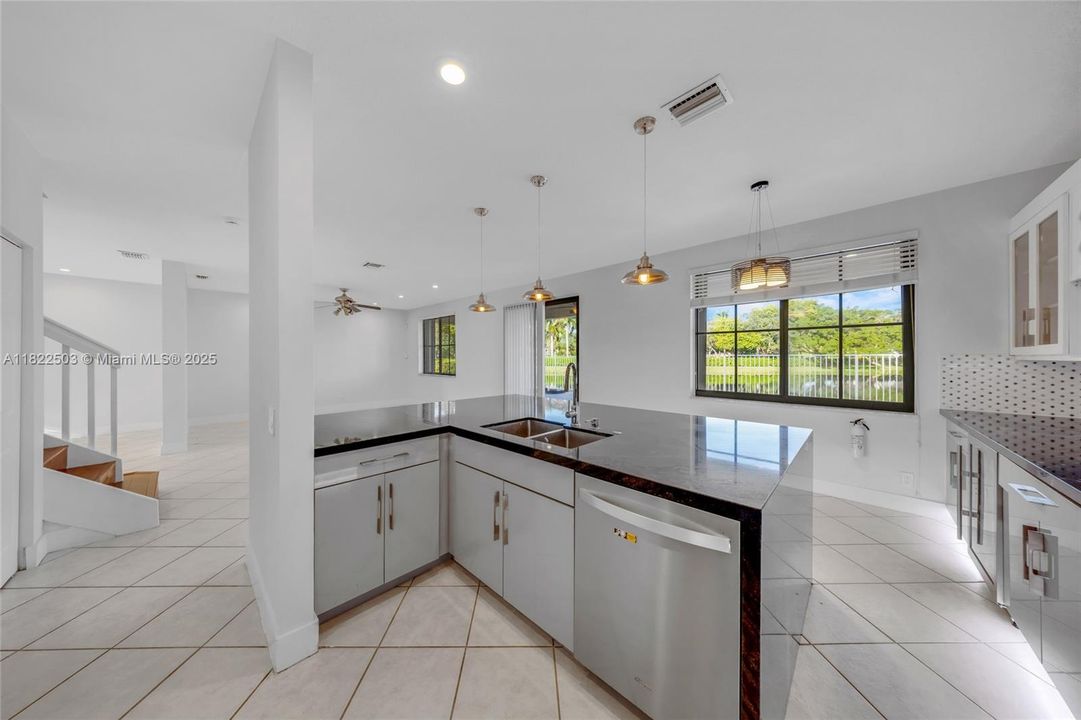 Activo con contrato: $5,900 (5 camas, 3 baños, 2480 Pies cuadrados)