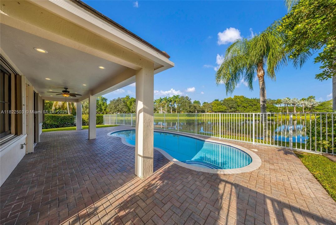 Activo con contrato: $5,900 (5 camas, 3 baños, 2480 Pies cuadrados)