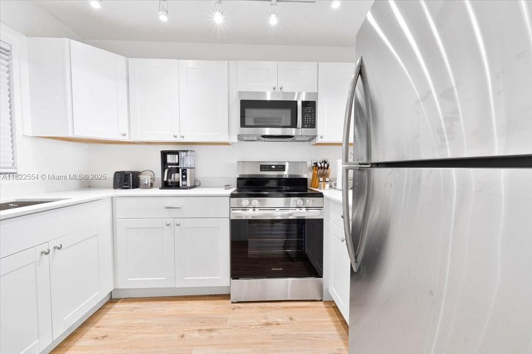 Active With Contract: $165,000 (1 beds, 1 baths, 645 Square Feet)