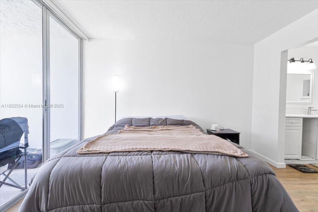 Active With Contract: $165,000 (1 beds, 1 baths, 645 Square Feet)