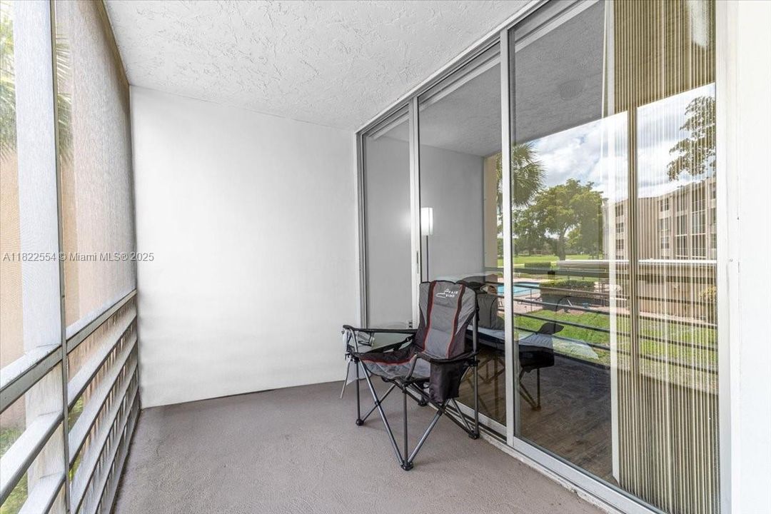 Active With Contract: $165,000 (1 beds, 1 baths, 645 Square Feet)