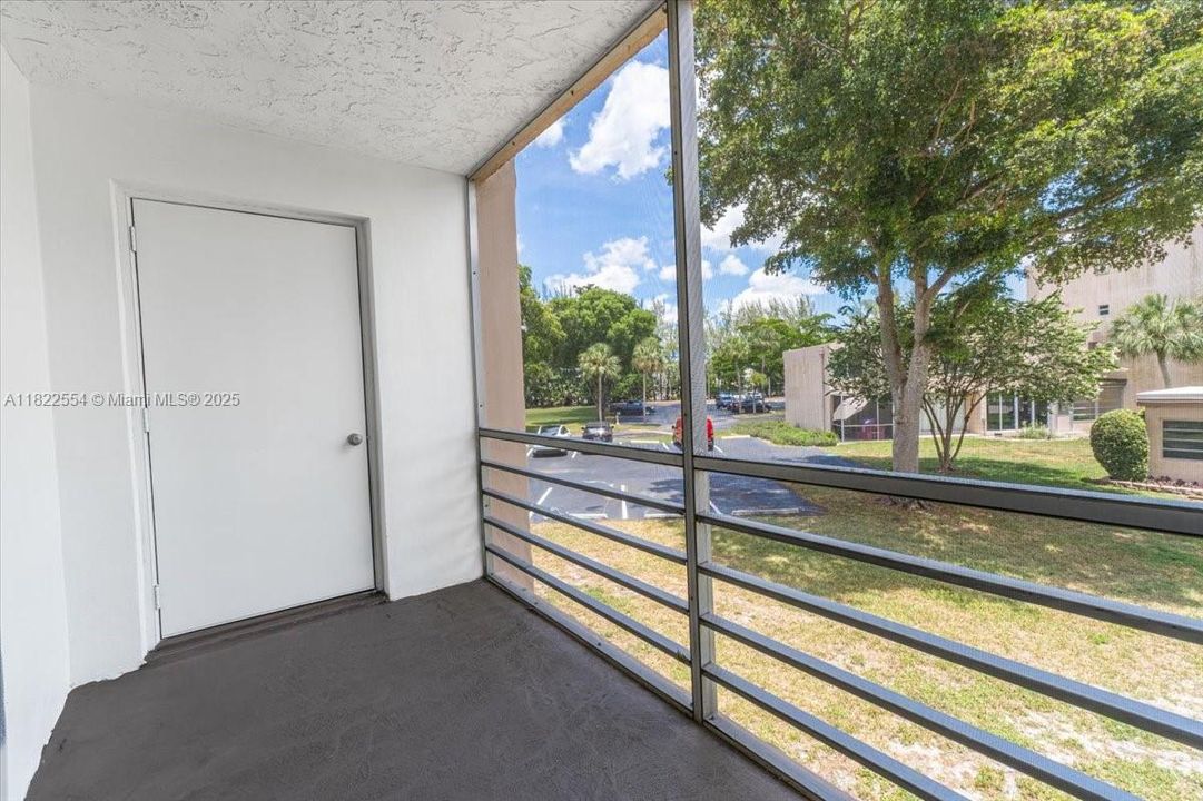 Active With Contract: $165,000 (1 beds, 1 baths, 645 Square Feet)