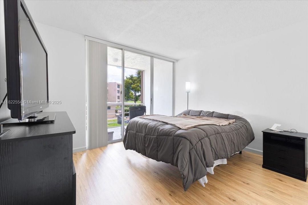 Active With Contract: $165,000 (1 beds, 1 baths, 645 Square Feet)