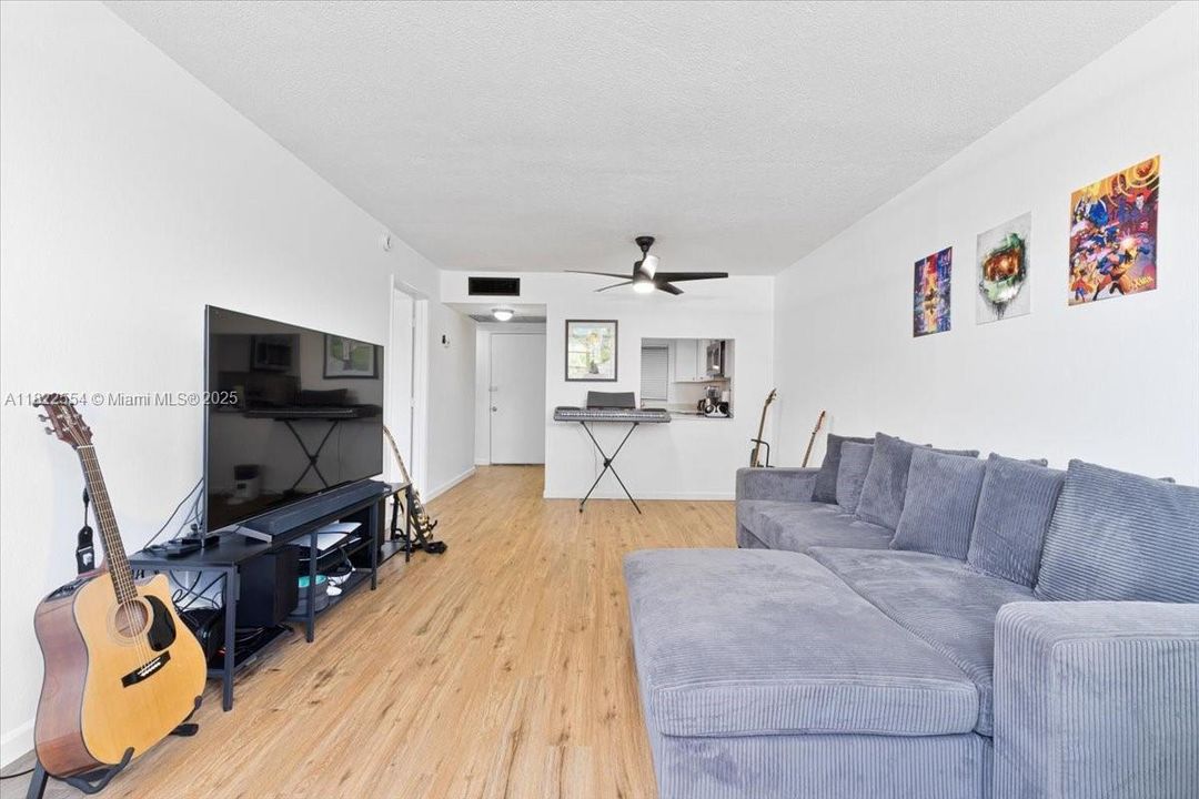 Active With Contract: $165,000 (1 beds, 1 baths, 645 Square Feet)