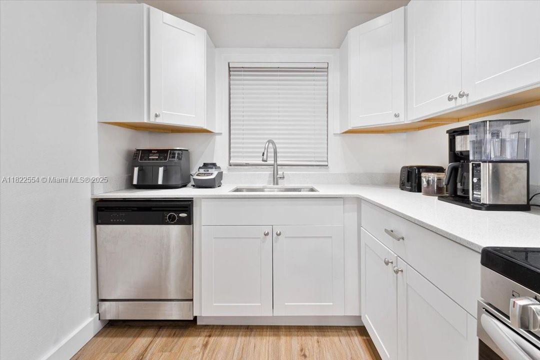 Active With Contract: $165,000 (1 beds, 1 baths, 645 Square Feet)