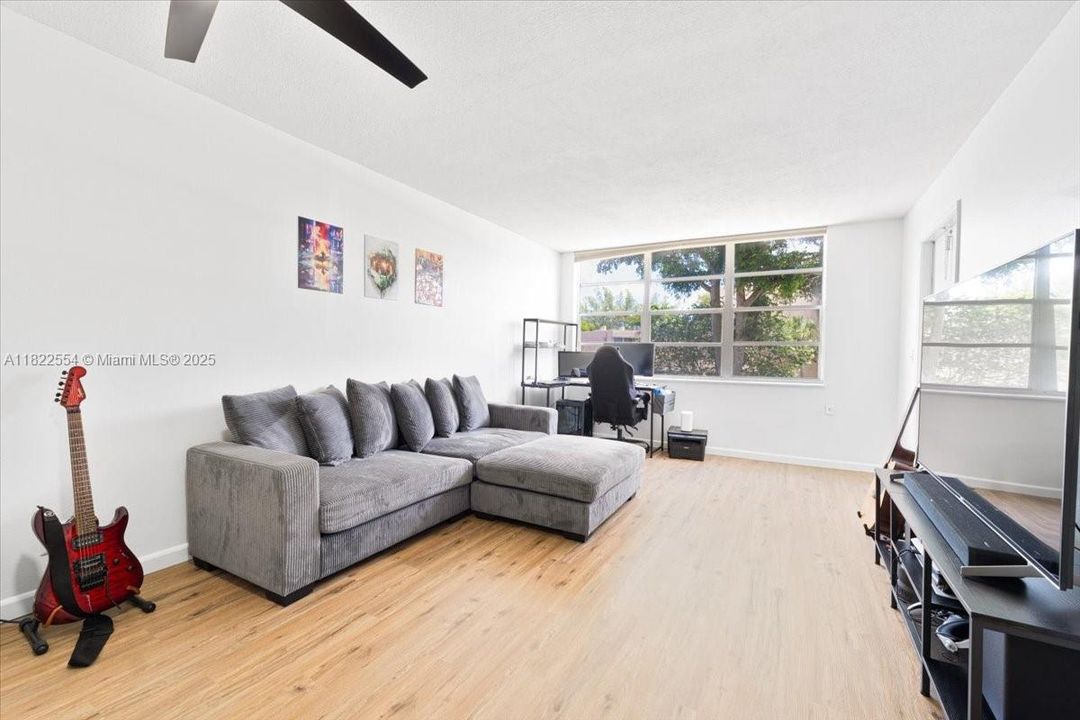 Active With Contract: $165,000 (1 beds, 1 baths, 645 Square Feet)