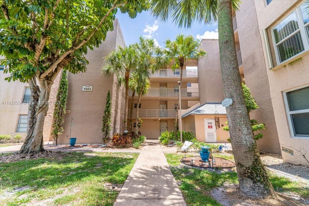 Active With Contract: $165,000 (1 beds, 1 baths, 645 Square Feet)