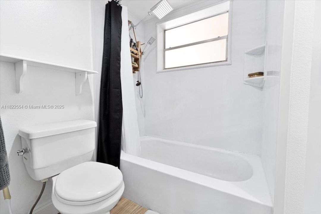 Active With Contract: $165,000 (1 beds, 1 baths, 645 Square Feet)