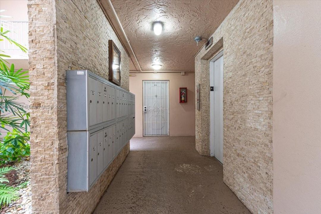 Active With Contract: $165,000 (1 beds, 1 baths, 645 Square Feet)