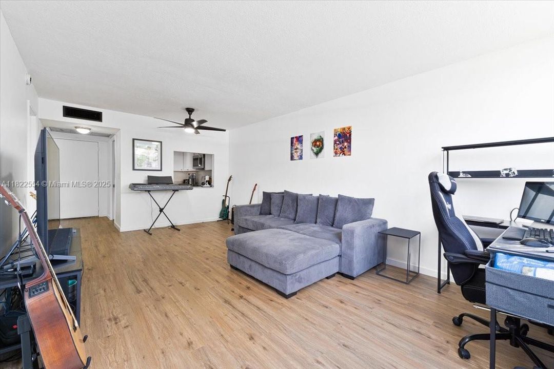 Active With Contract: $165,000 (1 beds, 1 baths, 645 Square Feet)
