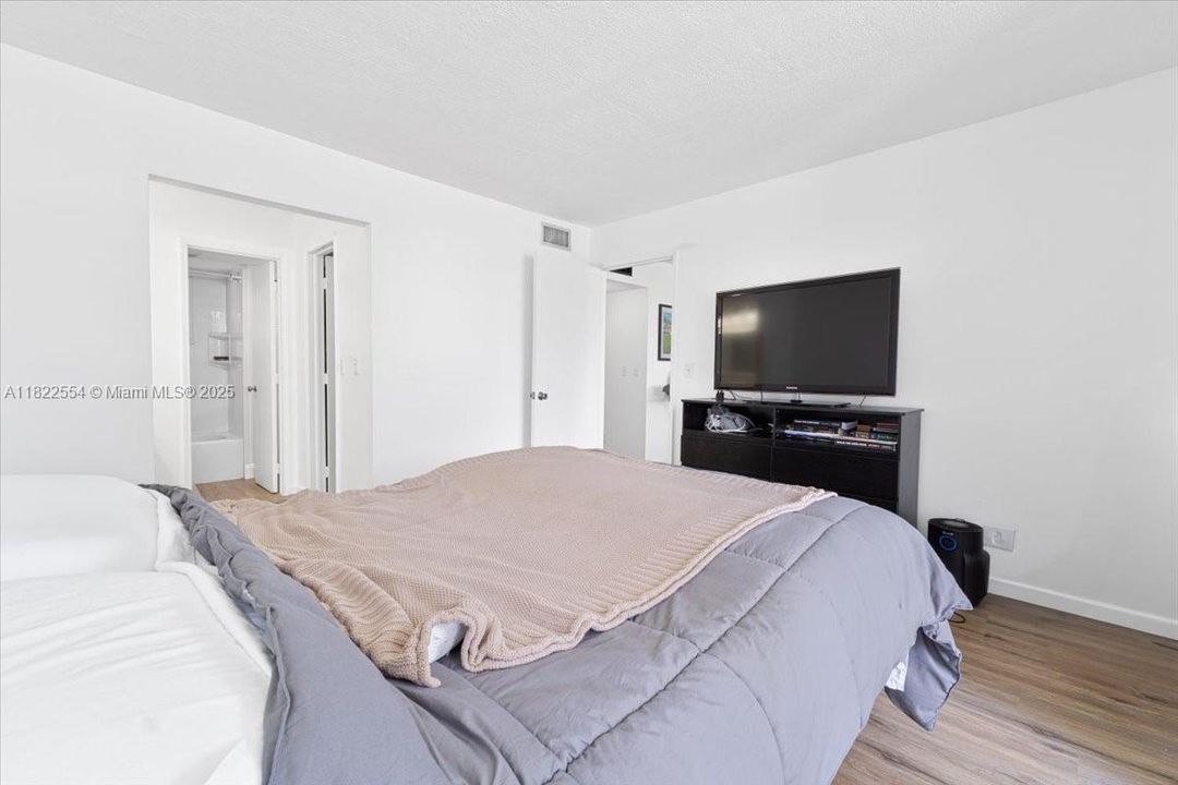Active With Contract: $165,000 (1 beds, 1 baths, 645 Square Feet)