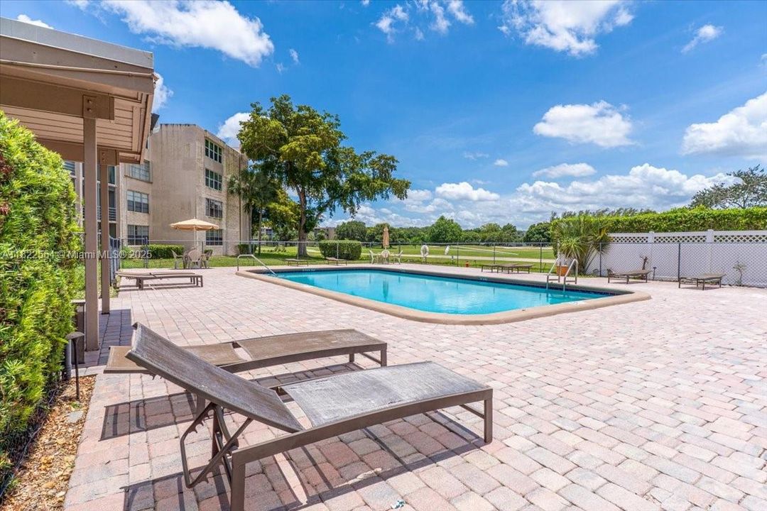 Active With Contract: $165,000 (1 beds, 1 baths, 645 Square Feet)