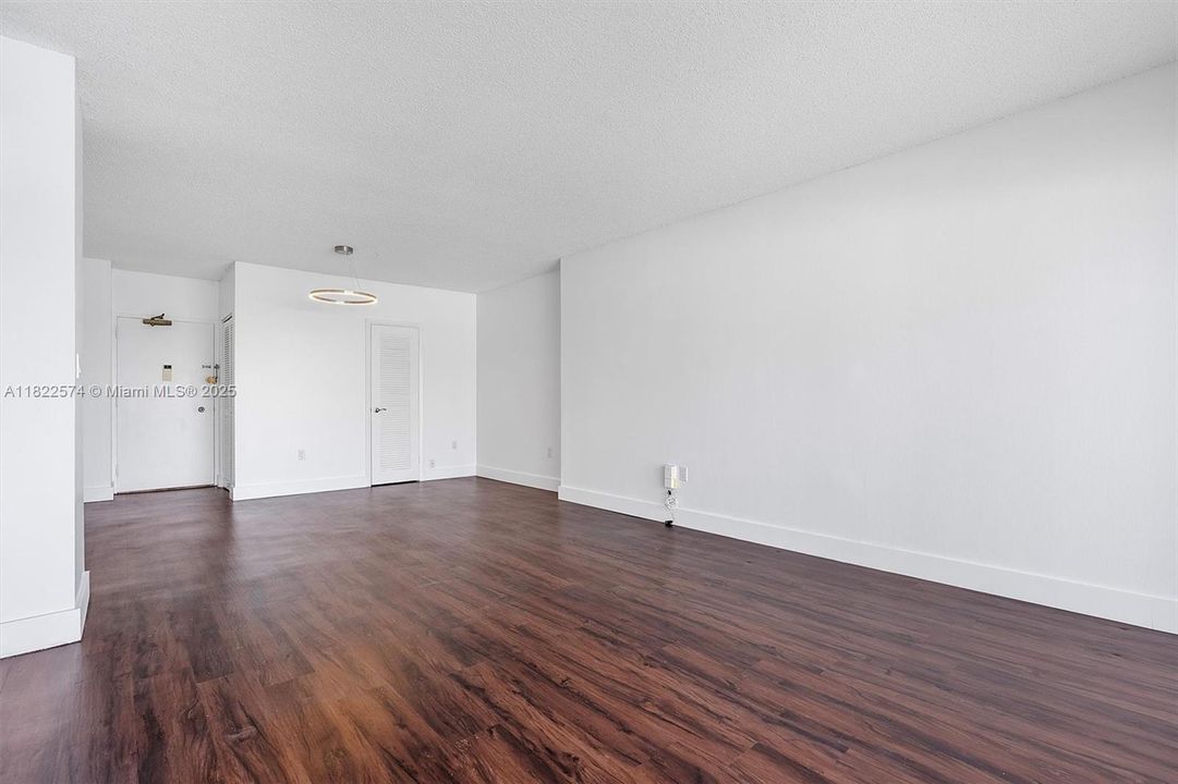 最近售出: $249,999 (1 贝兹, 1 浴室, 798 平方英尺)