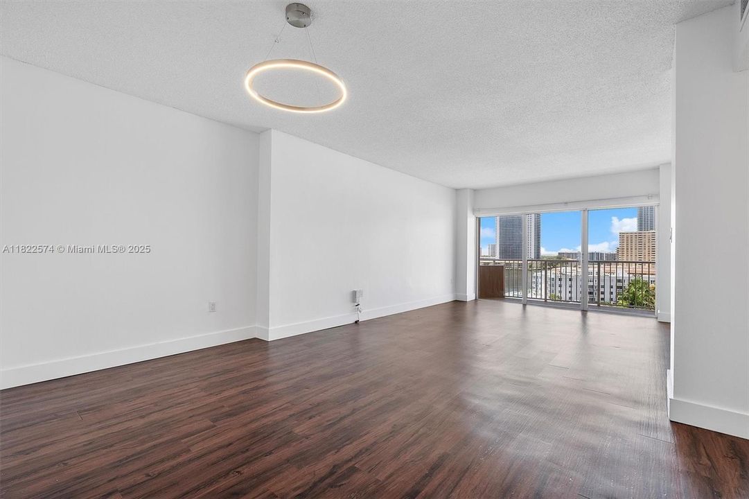 最近售出: $249,999 (1 贝兹, 1 浴室, 798 平方英尺)