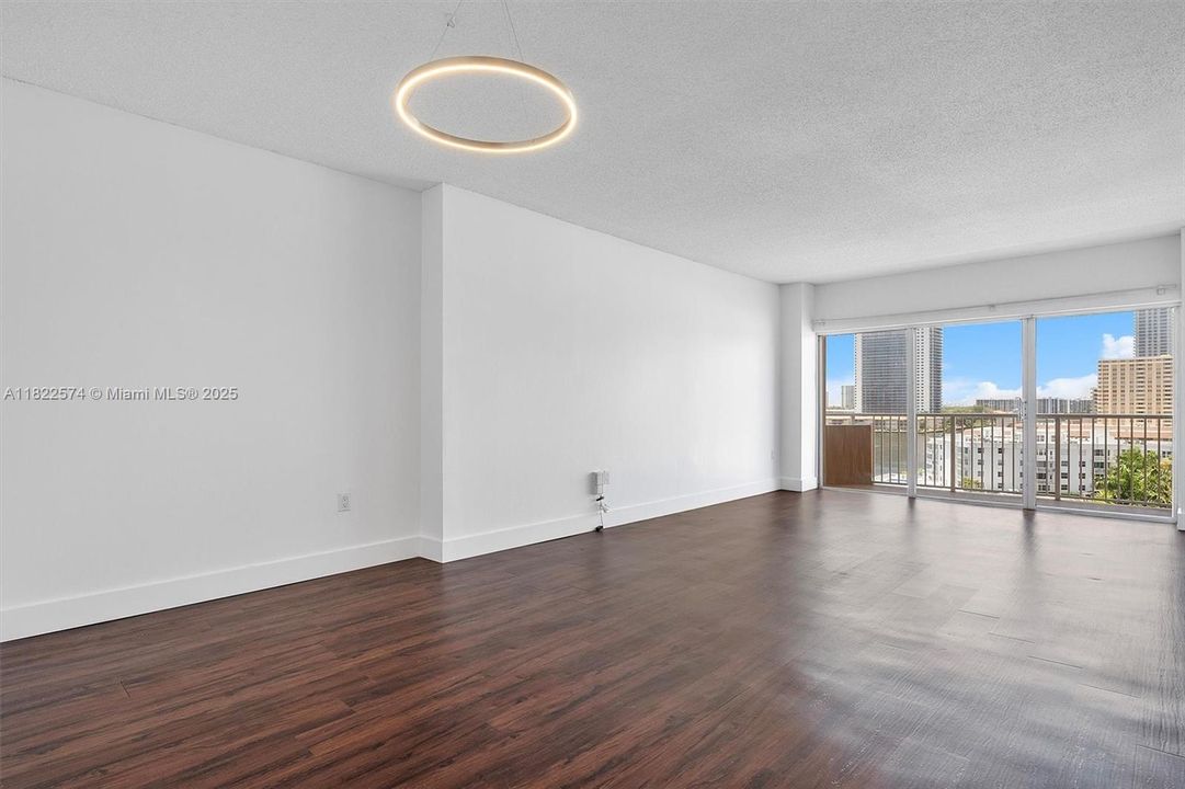 最近售出: $249,999 (1 贝兹, 1 浴室, 798 平方英尺)