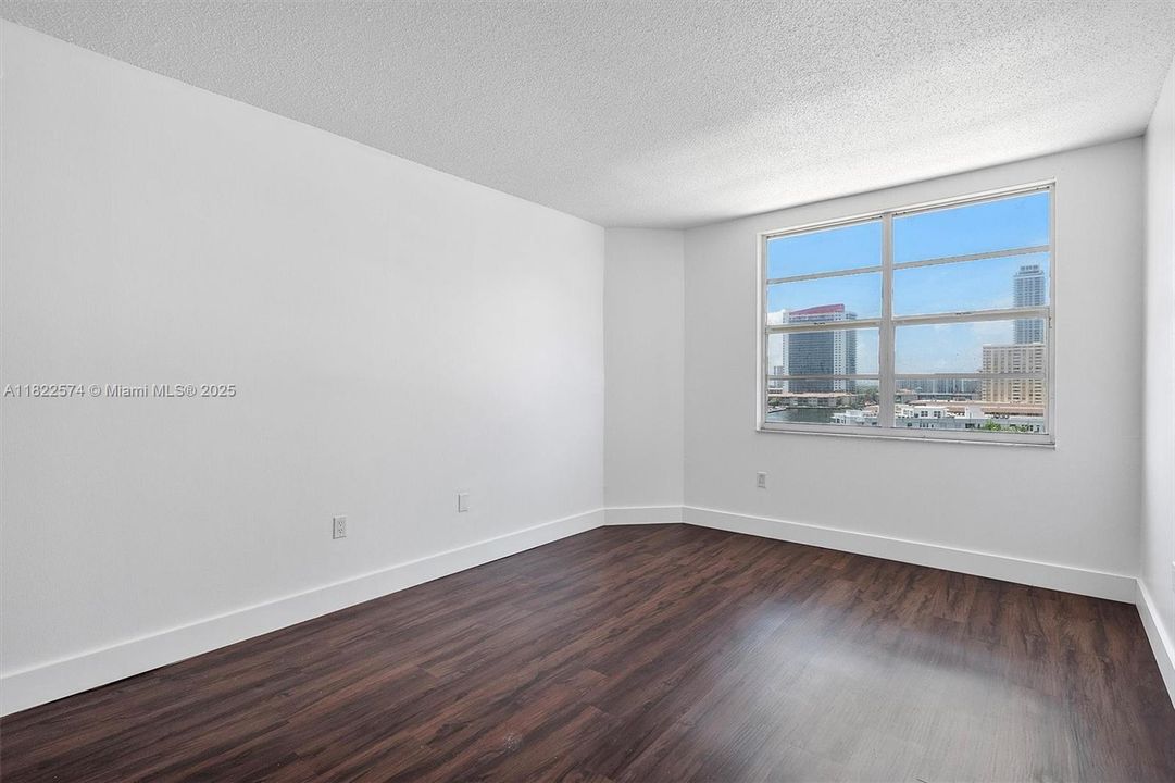 最近售出: $249,999 (1 贝兹, 1 浴室, 798 平方英尺)