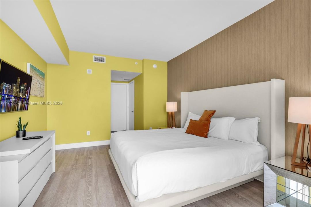 For Sale: $890,000 (2 beds, 2 baths, 1179 Square Feet)