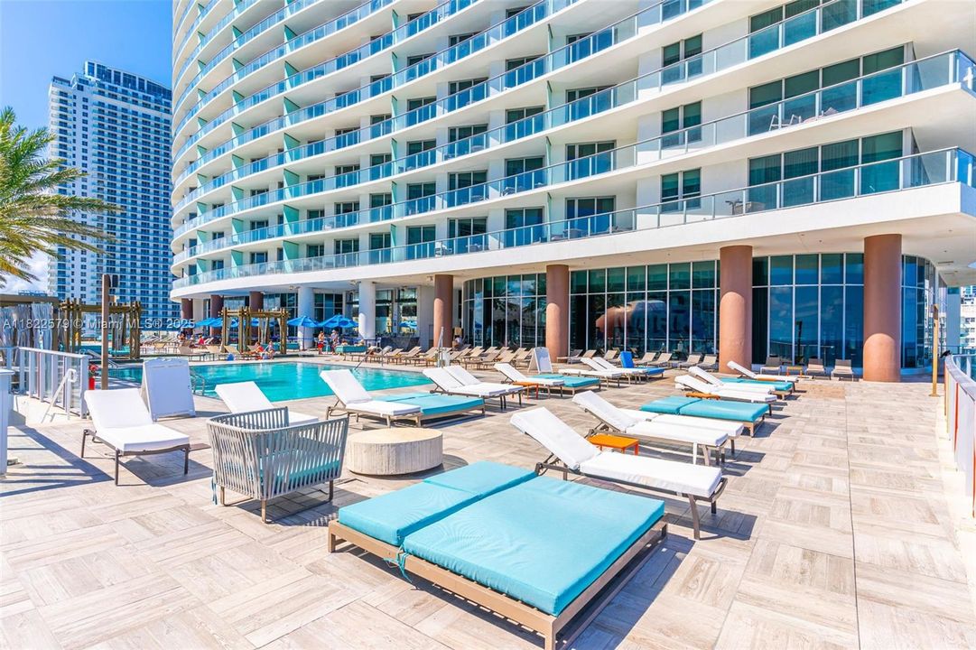 For Sale: $890,000 (2 beds, 2 baths, 1179 Square Feet)