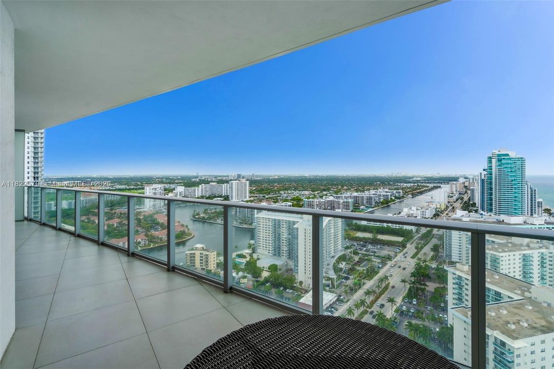 For Sale: $890,000 (2 beds, 2 baths, 1179 Square Feet)