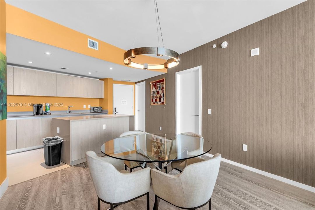 For Sale: $890,000 (2 beds, 2 baths, 1179 Square Feet)