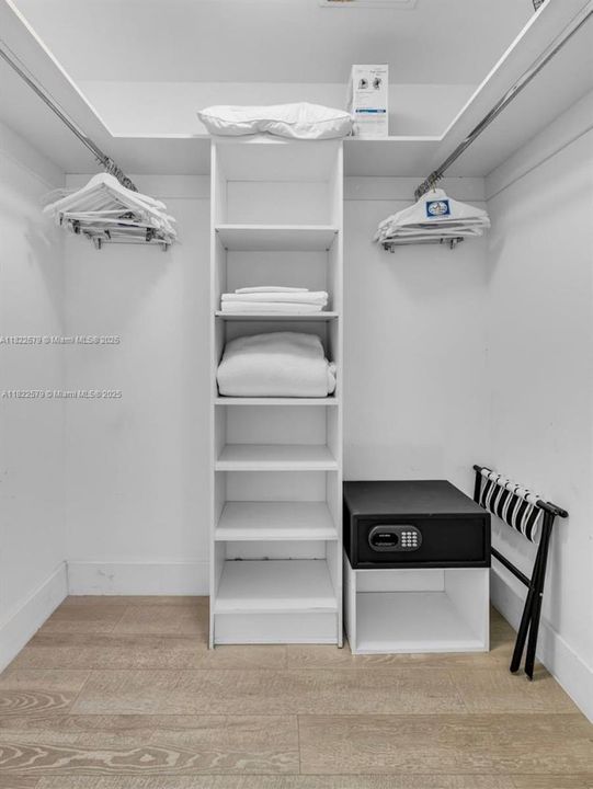 For Sale: $890,000 (2 beds, 2 baths, 1179 Square Feet)