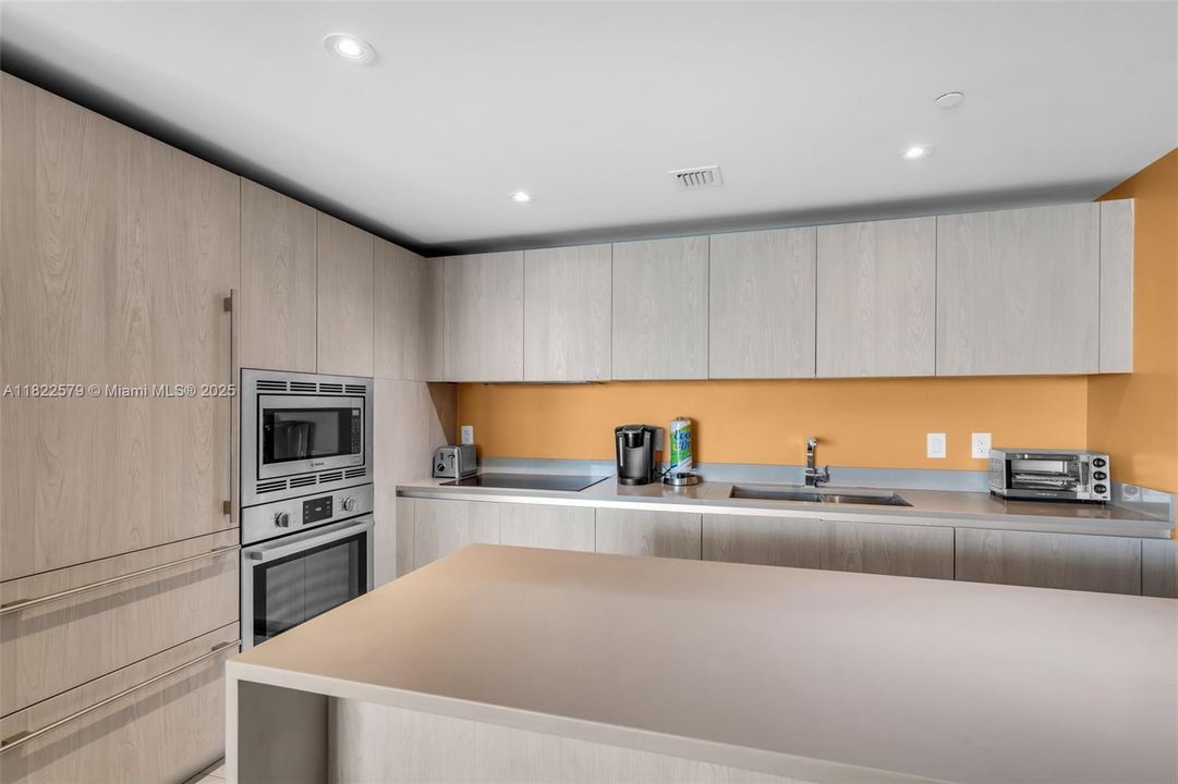 For Sale: $890,000 (2 beds, 2 baths, 1179 Square Feet)