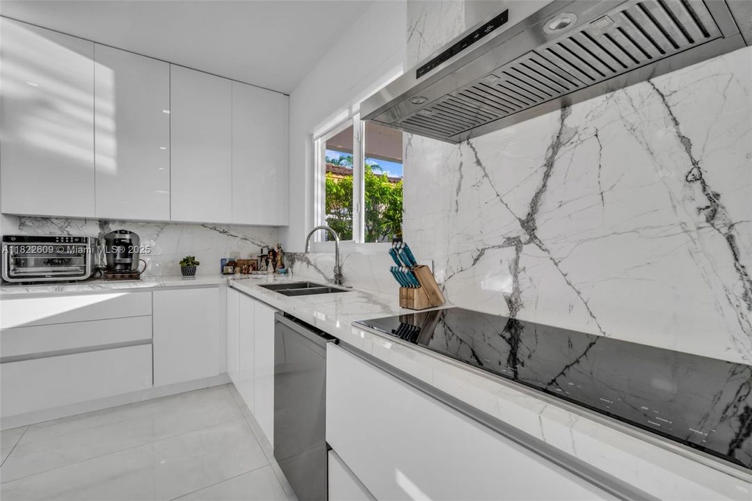 Recently Sold: $1,299,000 (4 beds, 3 baths, 2550 Square Feet)