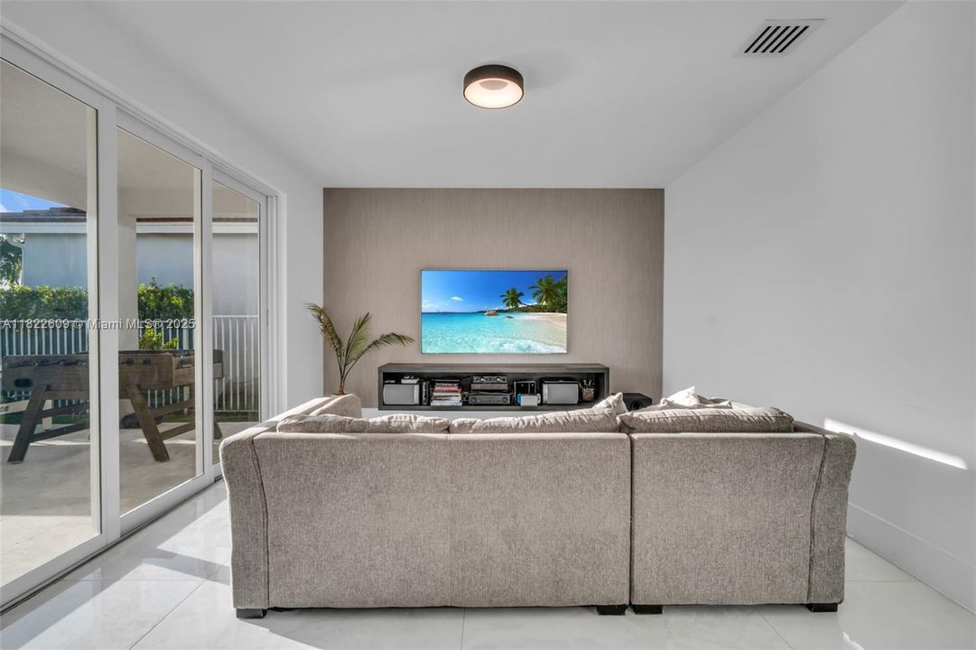 Recently Sold: $1,299,000 (4 beds, 3 baths, 2550 Square Feet)