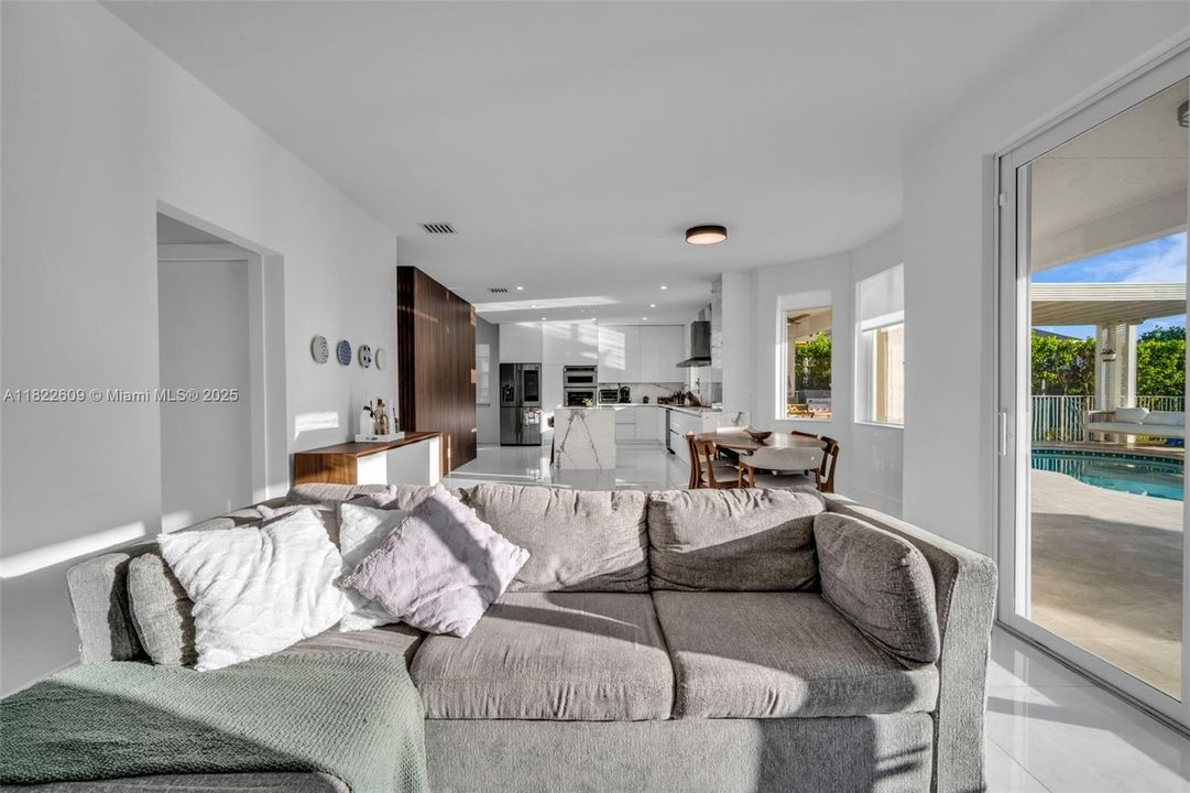 Recently Sold: $1,299,000 (4 beds, 3 baths, 2550 Square Feet)