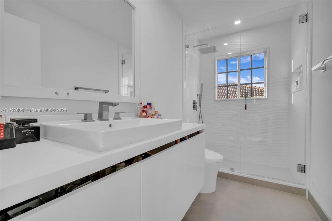 Recently Sold: $1,299,000 (4 beds, 3 baths, 2550 Square Feet)