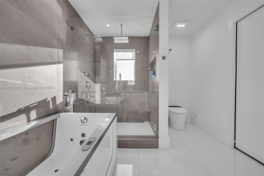 Recently Sold: $1,299,000 (4 beds, 3 baths, 2550 Square Feet)