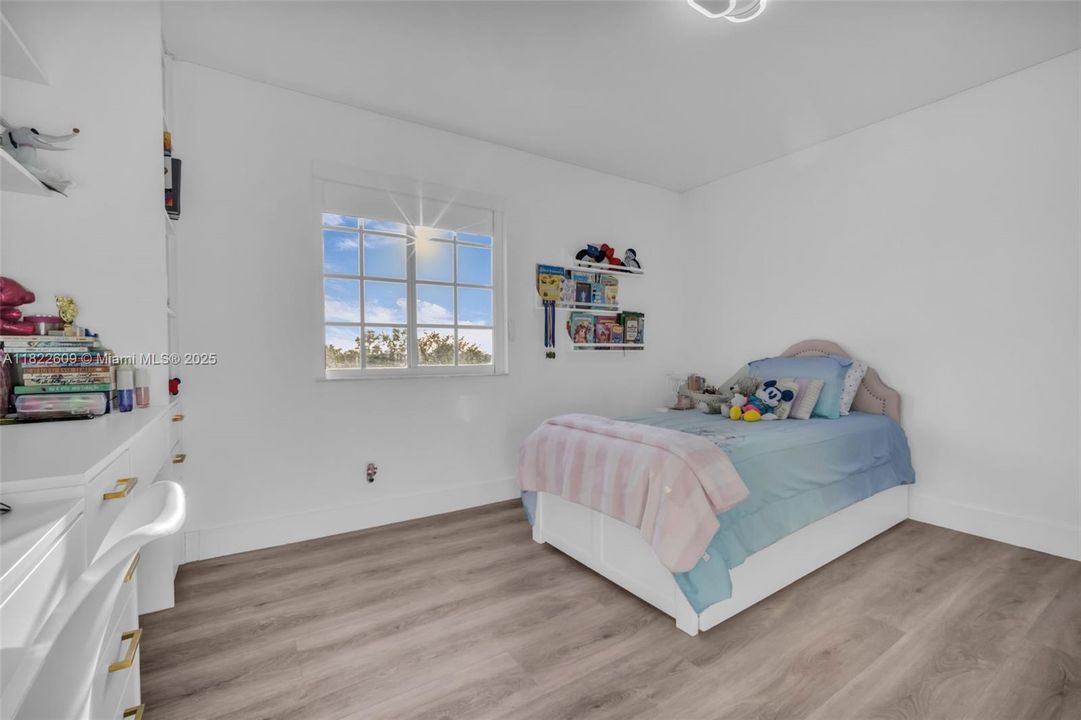 Recently Sold: $1,299,000 (4 beds, 3 baths, 2550 Square Feet)