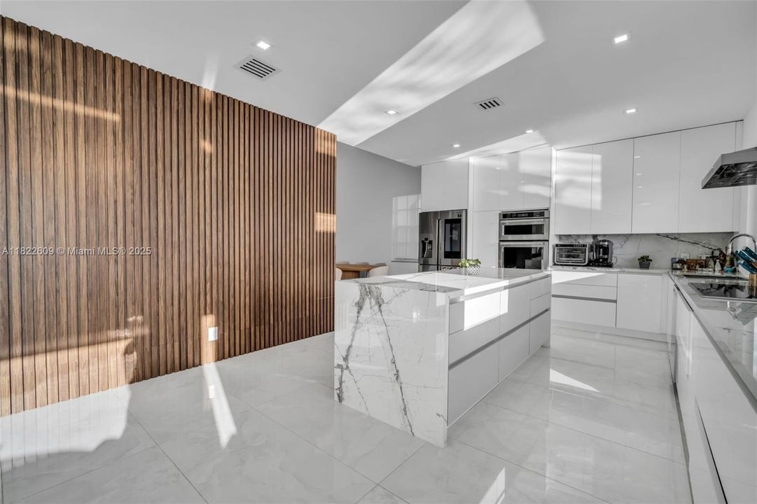 Recently Sold: $1,299,000 (4 beds, 3 baths, 2550 Square Feet)