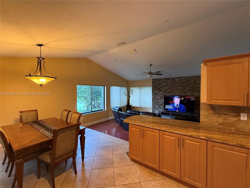 合同活跃: $520,000 (3 贝兹, 2 浴室, 1665 平方英尺)