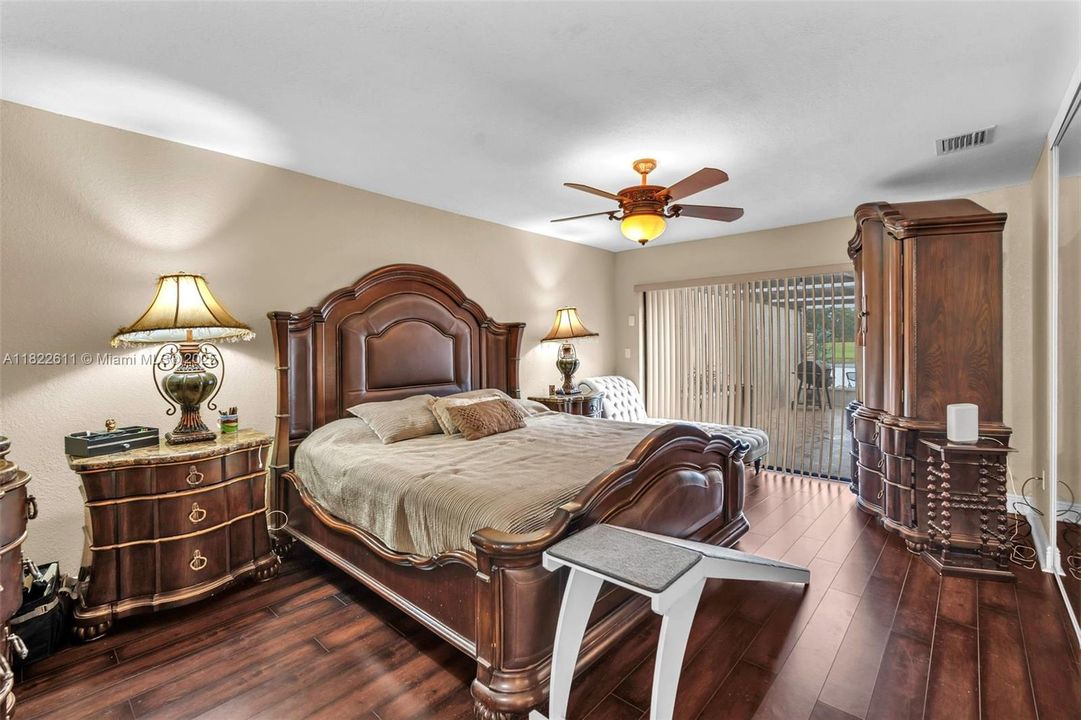 合同活跃: $520,000 (3 贝兹, 2 浴室, 1665 平方英尺)