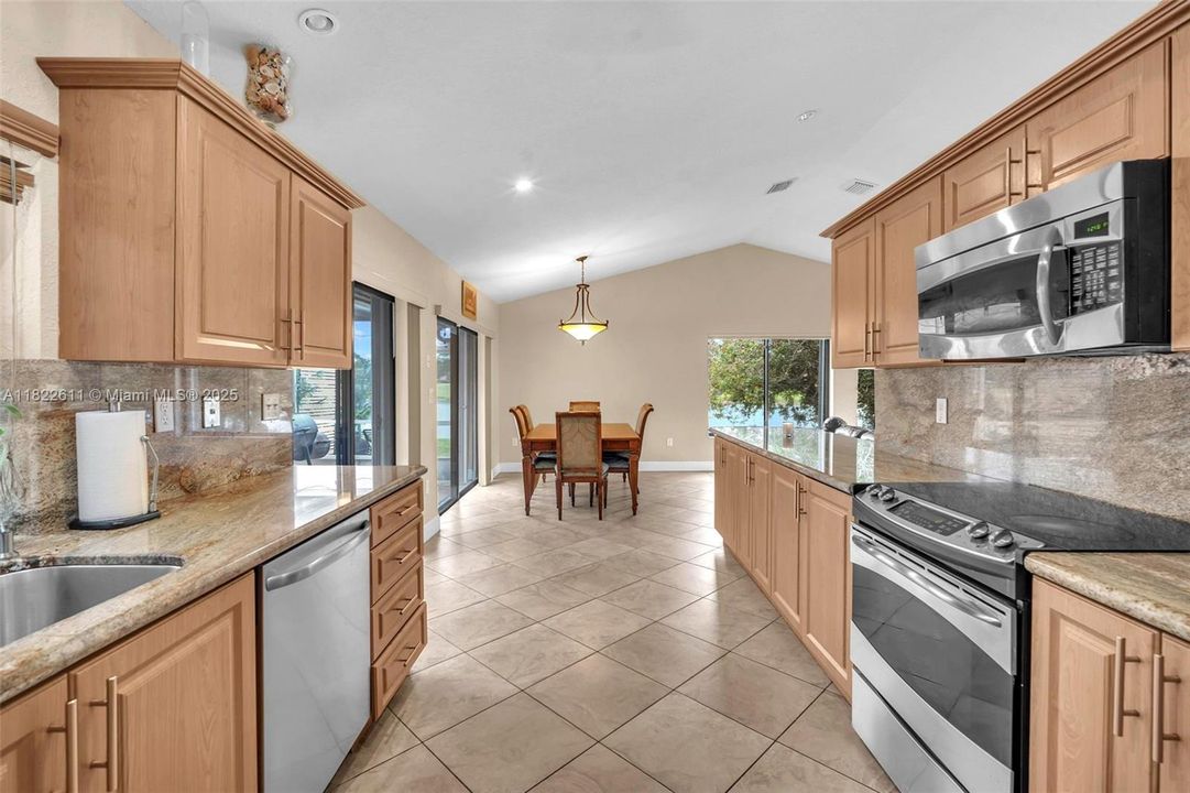 合同活跃: $520,000 (3 贝兹, 2 浴室, 1665 平方英尺)