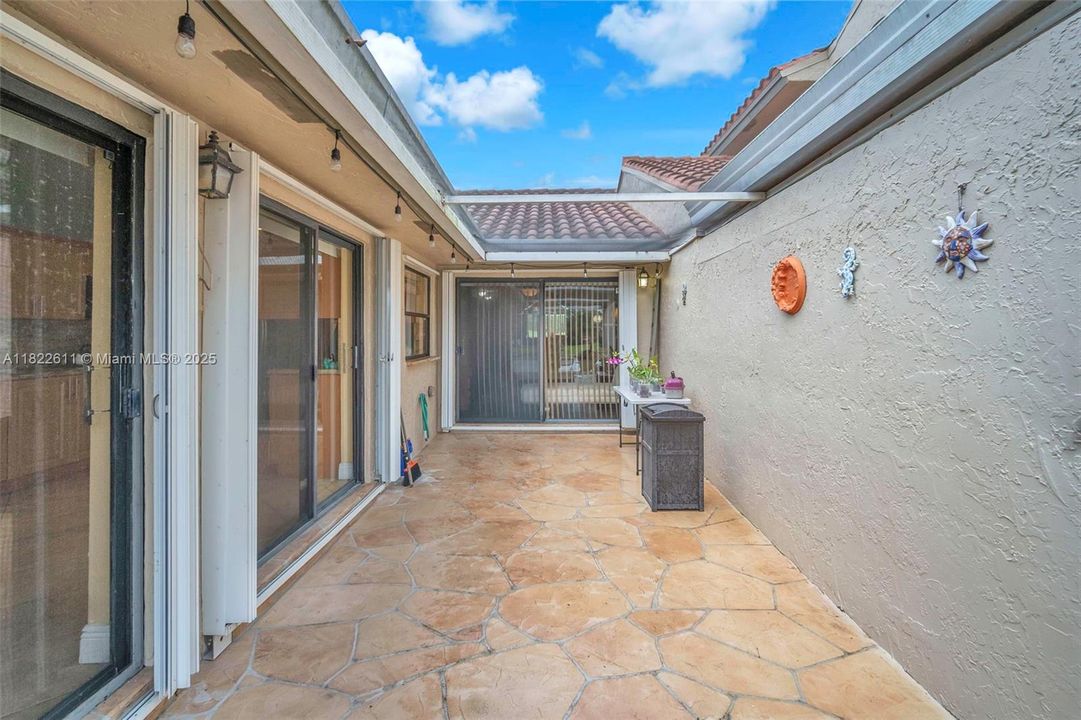 合同活跃: $520,000 (3 贝兹, 2 浴室, 1665 平方英尺)