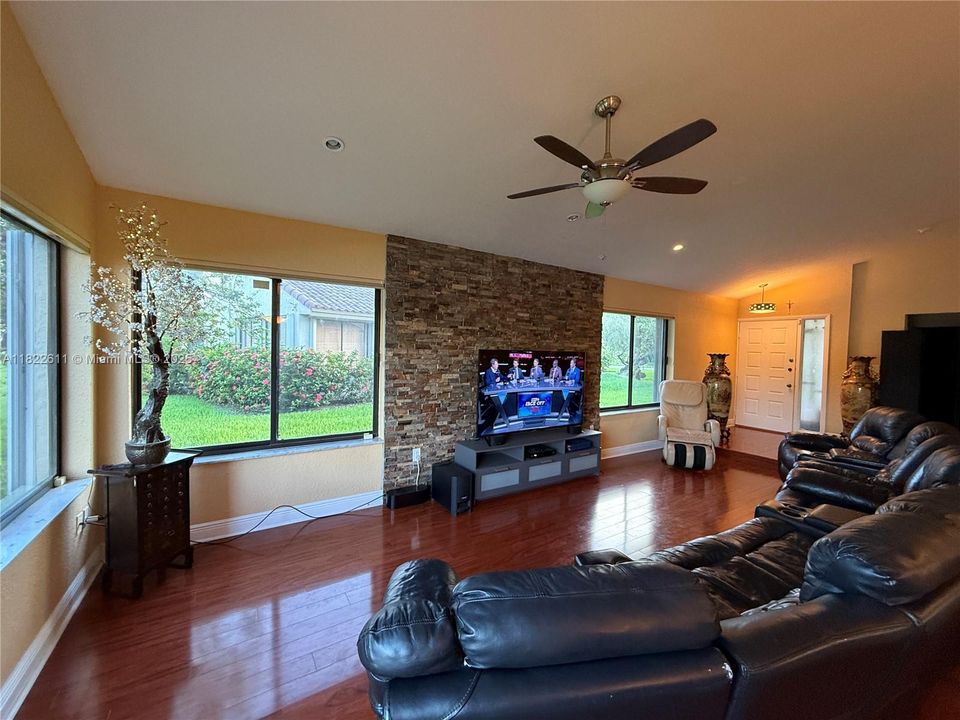 合同活跃: $520,000 (3 贝兹, 2 浴室, 1665 平方英尺)