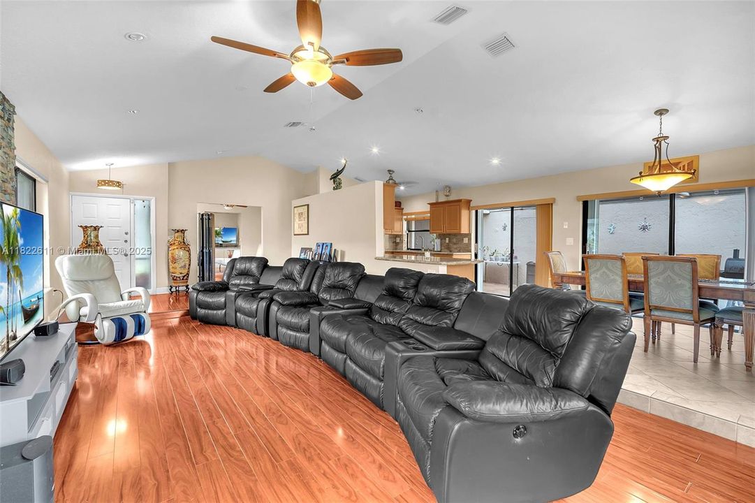 合同活跃: $520,000 (3 贝兹, 2 浴室, 1665 平方英尺)