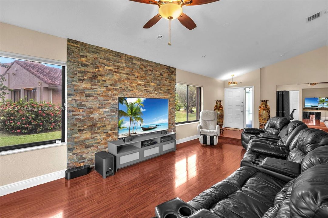 合同活跃: $520,000 (3 贝兹, 2 浴室, 1665 平方英尺)