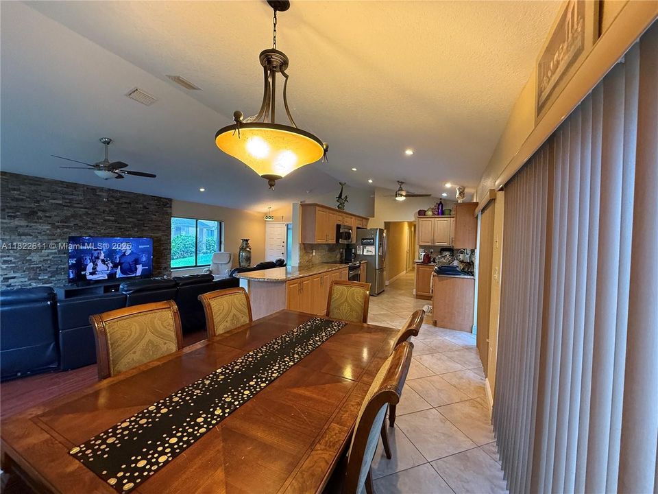 合同活跃: $520,000 (3 贝兹, 2 浴室, 1665 平方英尺)