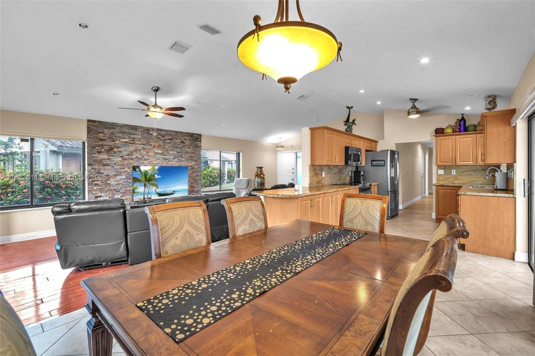 合同活跃: $520,000 (3 贝兹, 2 浴室, 1665 平方英尺)