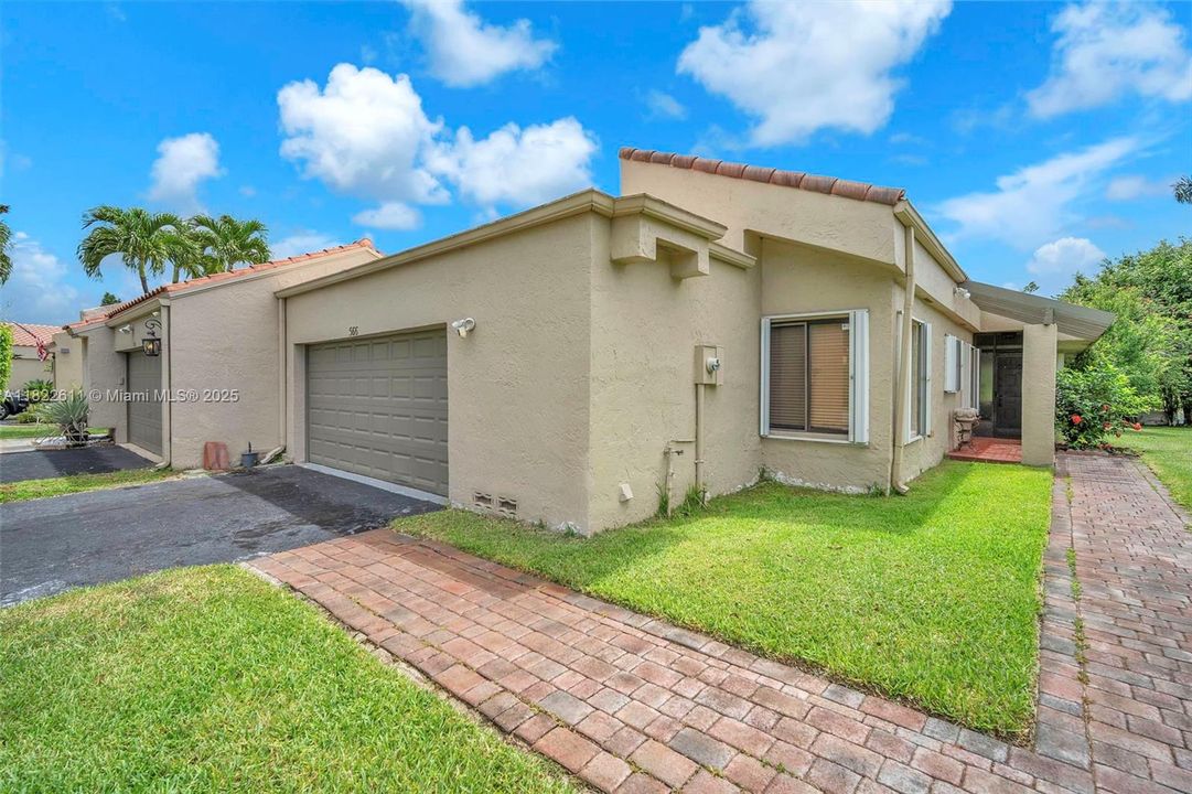 合同活跃: $520,000 (3 贝兹, 2 浴室, 1665 平方英尺)