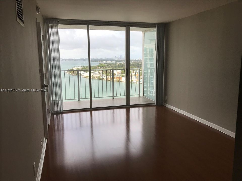 待售: $445,000 (2 贝兹, 2 浴室, 1030 平方英尺)