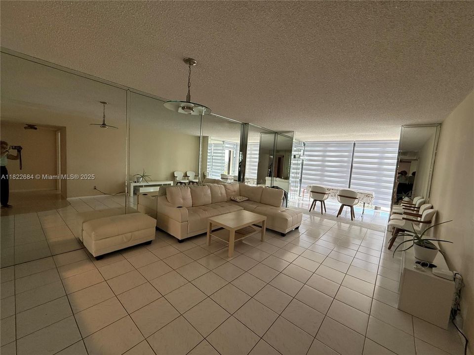 For Sale: $218,000 (1 beds, 1 baths, 915 Square Feet)