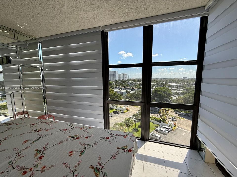 For Sale: $218,000 (1 beds, 1 baths, 915 Square Feet)