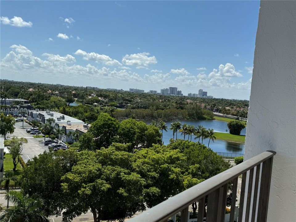 For Sale: $218,000 (1 beds, 1 baths, 915 Square Feet)